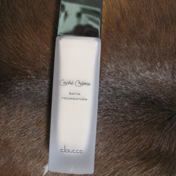 LOW START DOUCCE 2 PIECE BUNDLE FOUNDATION & PALETTE NIP - Picture 1 of 4